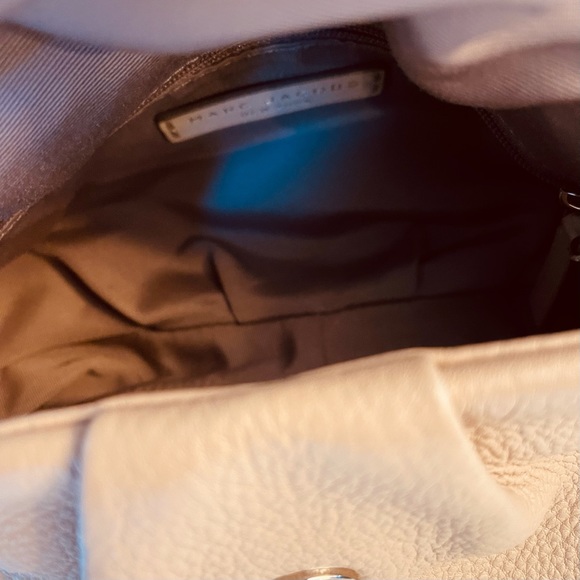 Marc Jacob’s Taupe Fold Over Zippered Pocket Adjustable Crossbody Strap - Picture 9 of 10